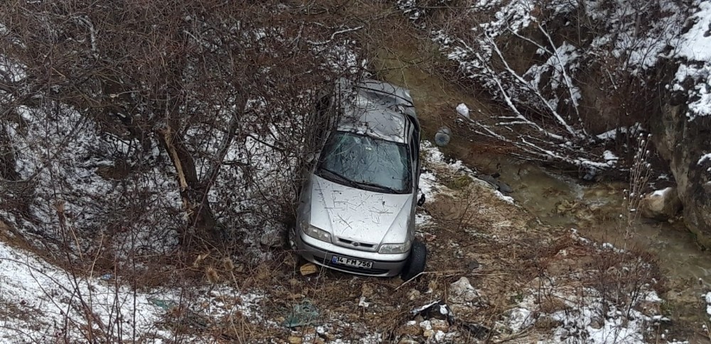 Amasya’da otomobil dere yatağına yuvarlandı: 5 yaralı