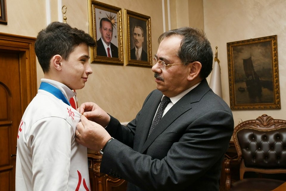 Başkan Demir’den başarılı sporculara ödül