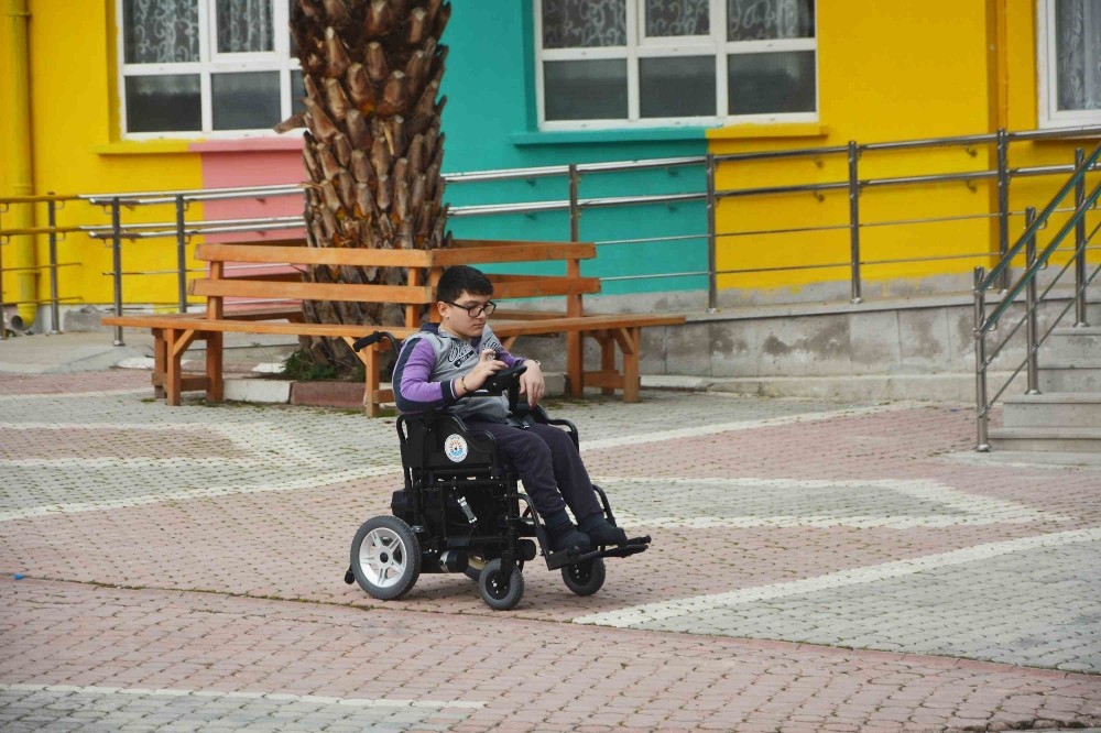 Engelli öğrencinin tekerlekli sandalye sevinci