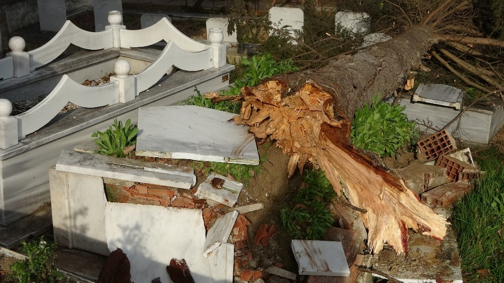 Fırtına nedeniyle 15 mezar tahrip oldu