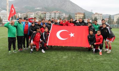Futbolculardan Mehmetçiğe asker selamlı ve Türk bayraklı destek