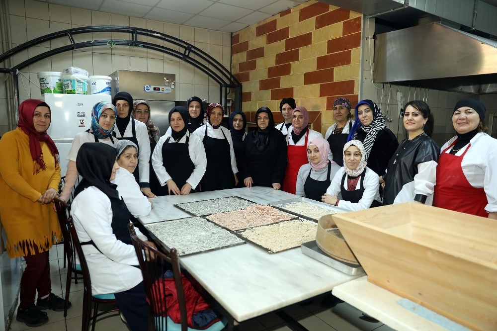 İlkadımlı kadınlar geleneksel Türk mutfağından örnekler sergiliyor