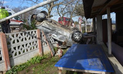 Otomobil evin bahçesine uçtu: 2 yaralı