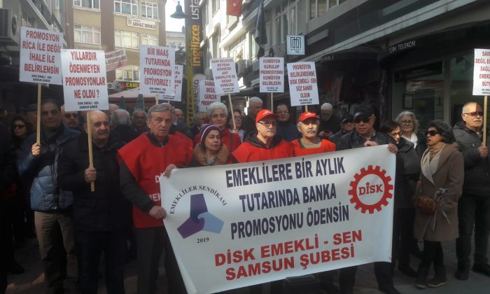 Samsun’lu Emekliler Promosyonlar İçin Yürüyüş Yaptı