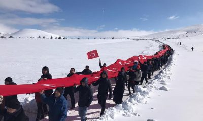 Yunan vekil, metrelerce uzunluktaki Türk bayrağı ile protesto edildi