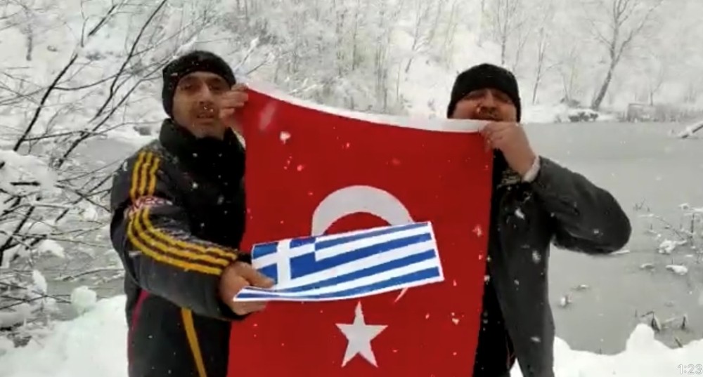 Yunan vekile Türk bayrağı ile cevap