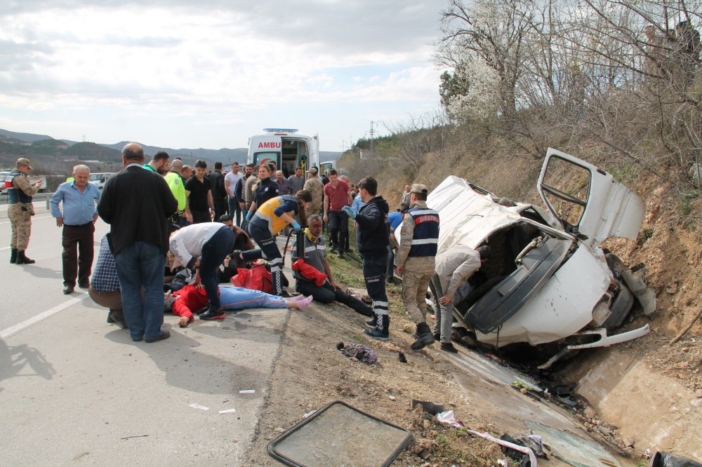 Amasya’da minibüs şarampole yuvarlandı. İlk belirlemelere göre 9 kişi yaralandı.