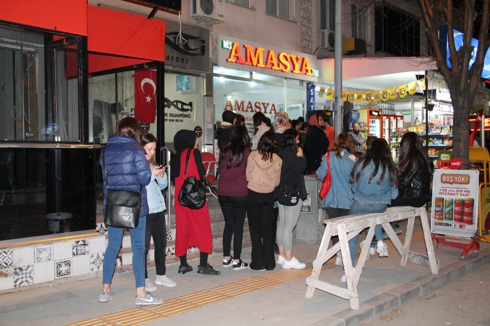 Amasya’da otobüs yazıhanelerinde bilet kuyruğu