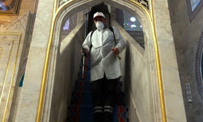 Camiler korona virüsüne karşı dezenfekte edildi