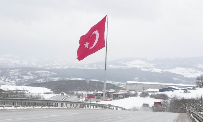Kar ve 2 bin metrekarelik dev Türk bayrağı güzelliği