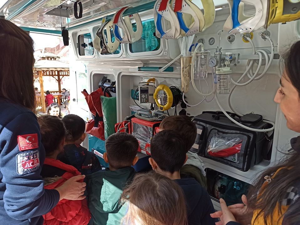 Minik öğrenciler ambulans hakkında bilgilendirildi