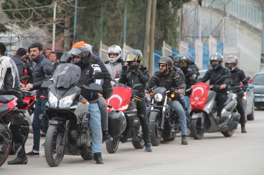 Motosiklet tutkunlarından konvoy, öğrencilerden şehitlere saygı yürüyüşü