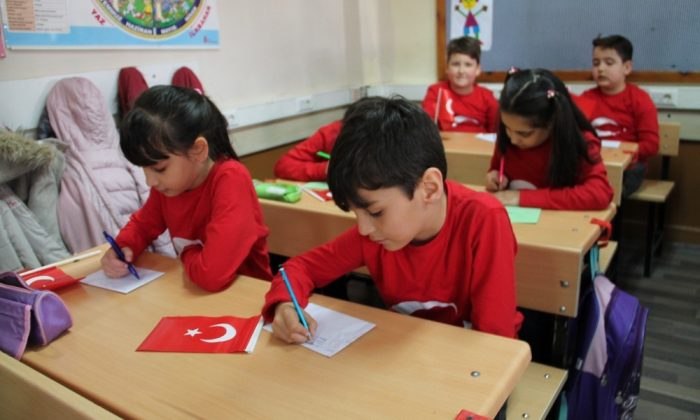 Öğrencilerden Mehmetçiğe mektuplu, Türk bayraklı destek