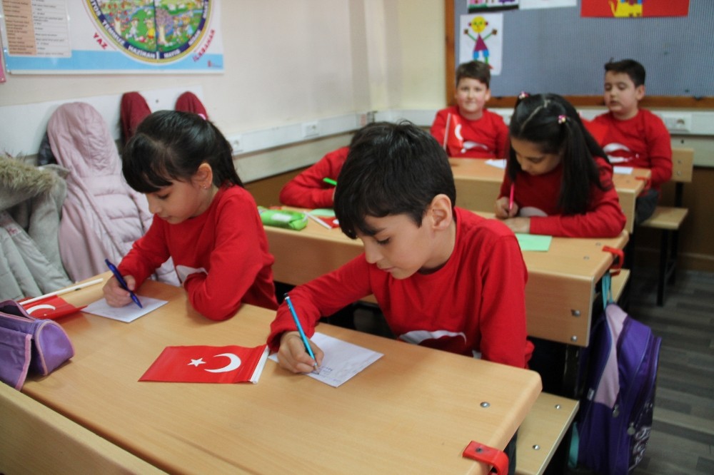 Öğrencilerden Mehmetçiğe mektuplu, Türk bayraklı destek