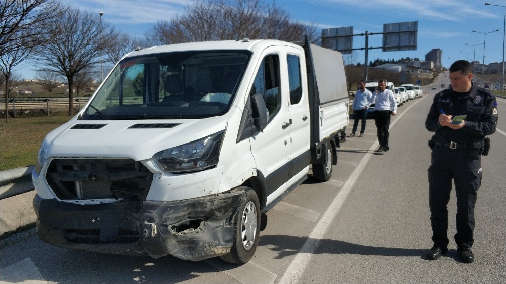 Samsun’da kamyonet bariyere çarptı: 2 yaralı