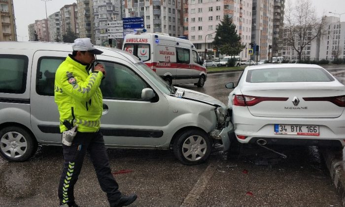 Samsun’da kamyonet park halindeki otomobile çarptı: 1 yaralı