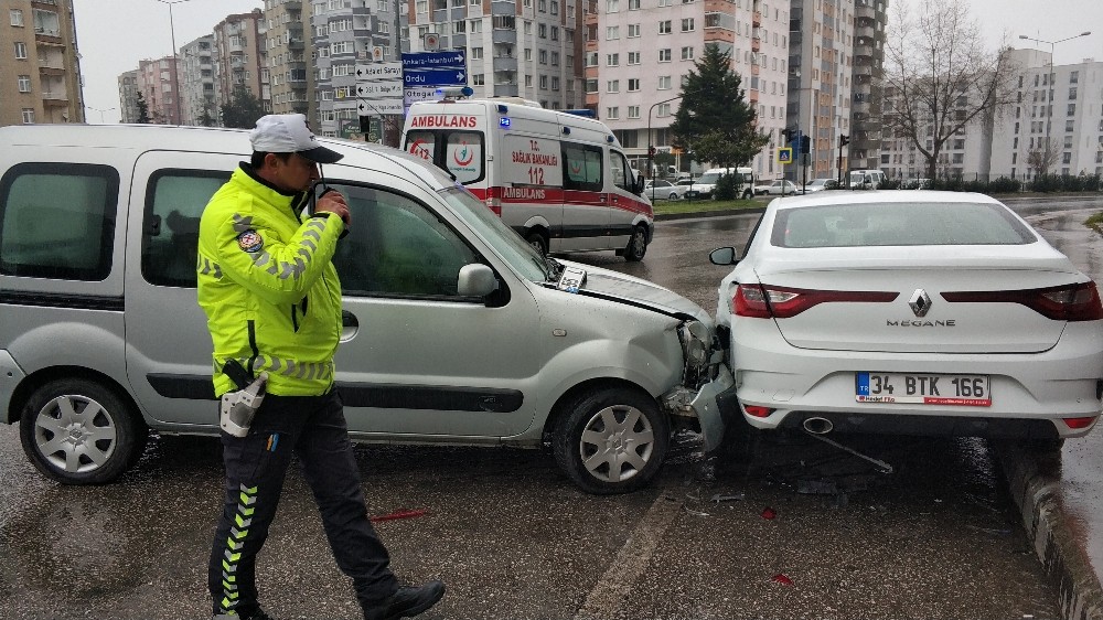 Samsun’da kamyonet park halindeki otomobile çarptı: 1 yaralı