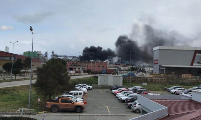 Samsun’da lastik ayakkabı fabrikasında yangın çıktı, 3 kişi hastanelik oldu