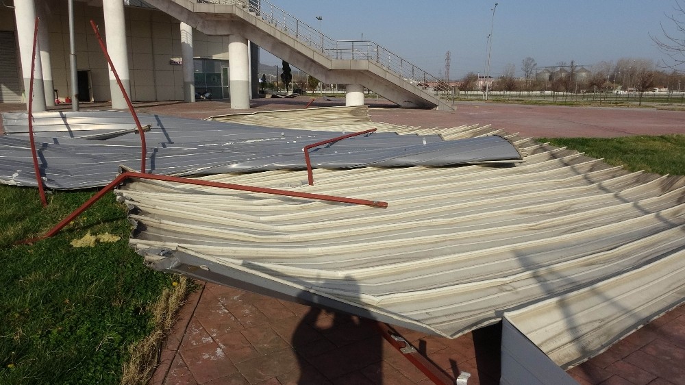 Samsun’da şiddetli rüzgar kapalı spor salonunun çatısını uçurdu