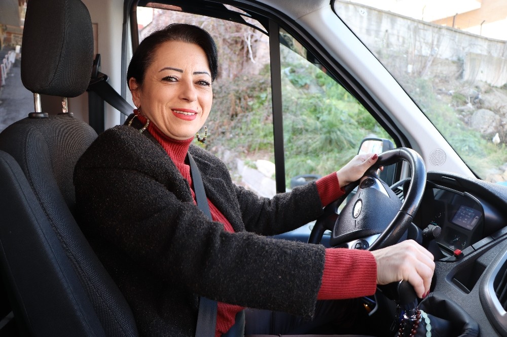 Samsun’un tek kadın servis şoförü öğrencilerin gözdesi