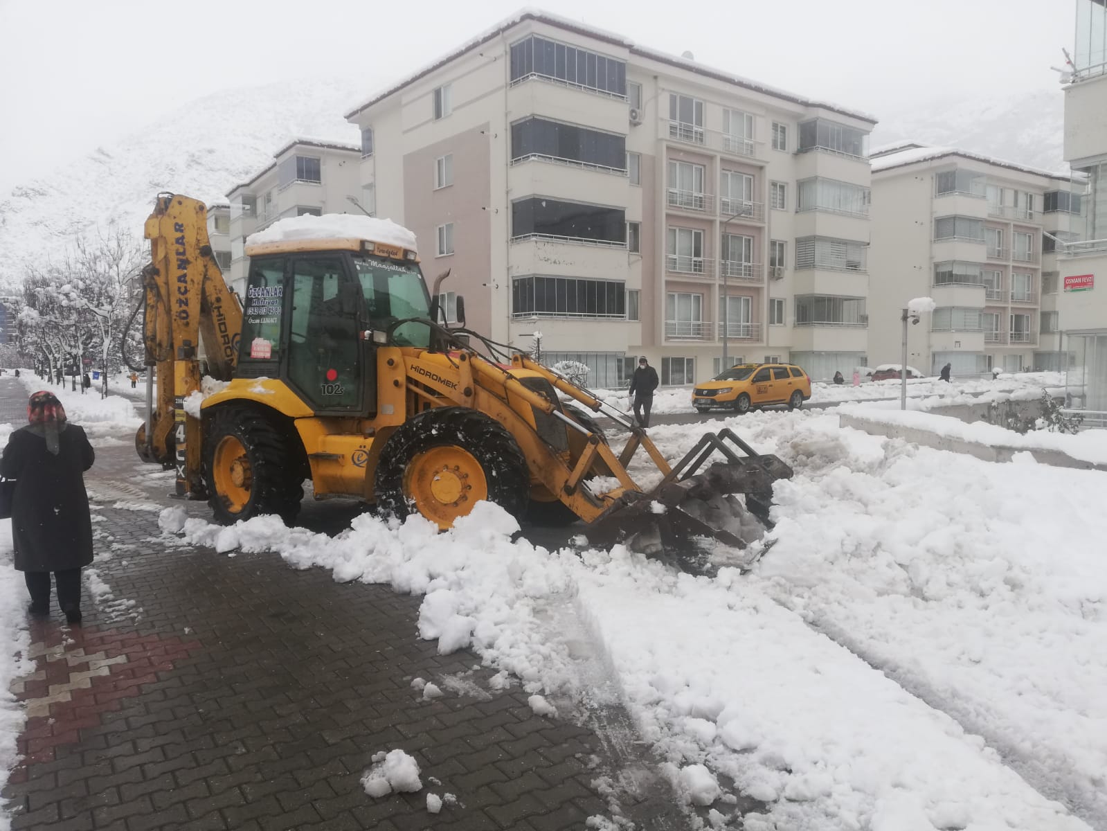 Amasya Belediyesi ekipleri karla mücadele çalışmalarını sürdürüyor