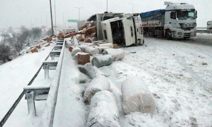 Anadolu Otoyolu’nda devrilen kamyon ulaşımı aksattı