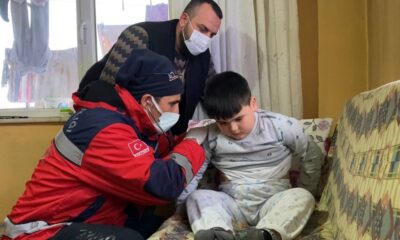 Bartın’da ekipler yolu kardan kapanan köydeki hasta çocuk için seferber oldu