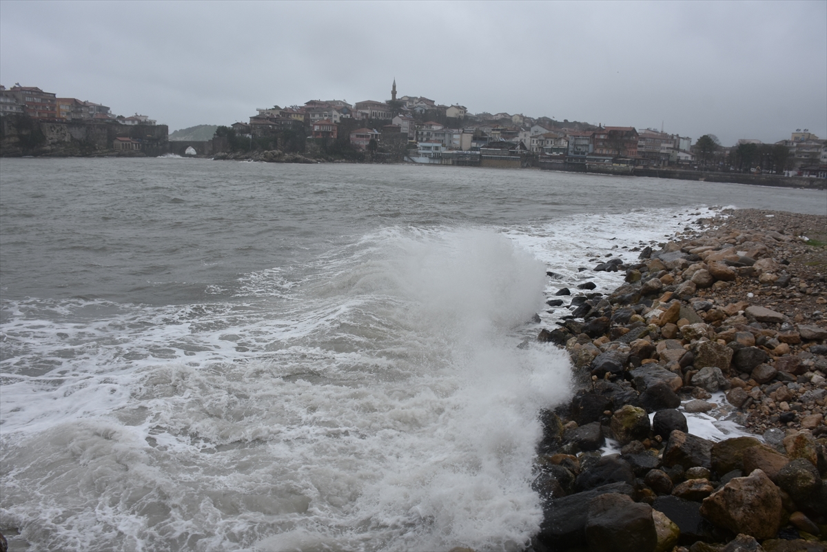 Bartın’da şiddetli rüzgar 5 metreyi aşan dalgalar oluşturdu