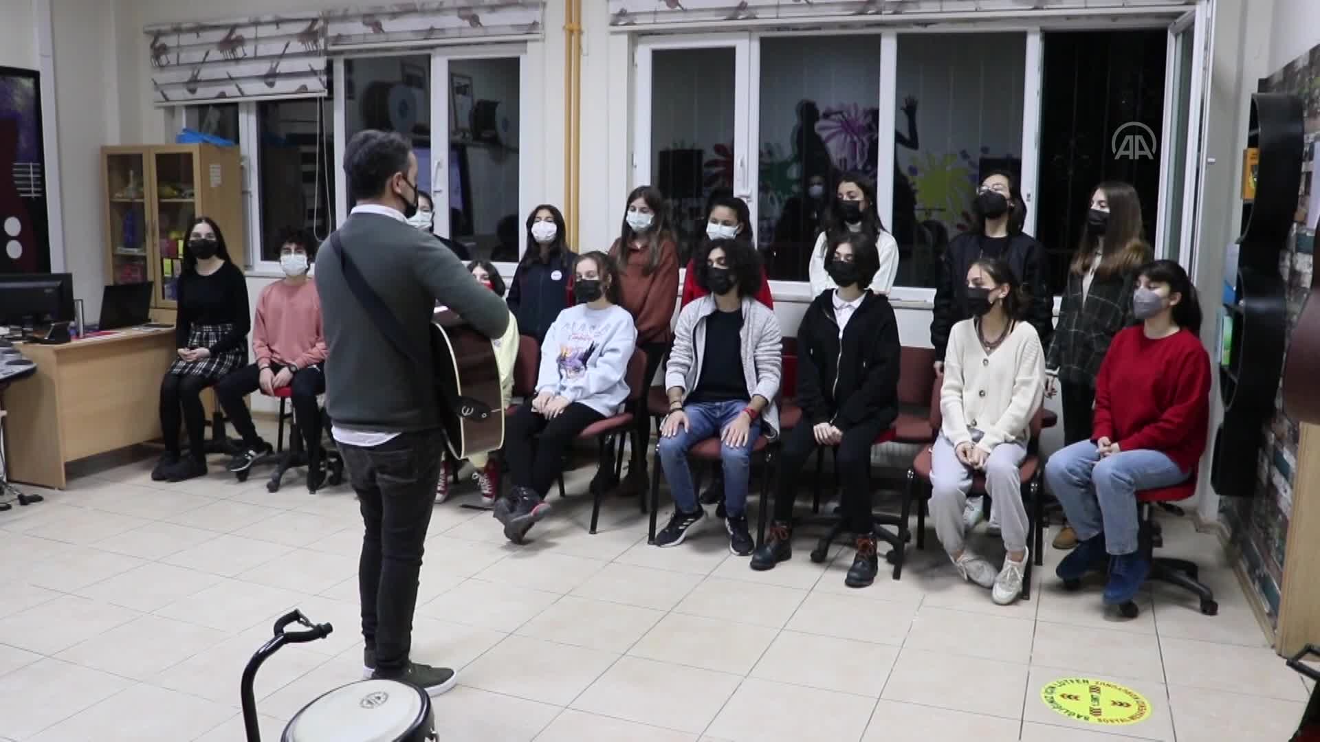 BİLSEM’li öğrenciler 14 dilde seslendirdikleri şarkılarla barış mesajı verdi