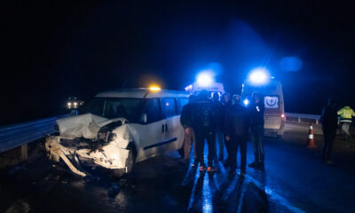 Bolu’da hafif ticari araçla çarpışan otomobildeki 2 kişi yaralandı