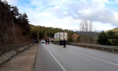 Bolu’da kamyonla çarpışan otomobildeki 4 kişi öldü