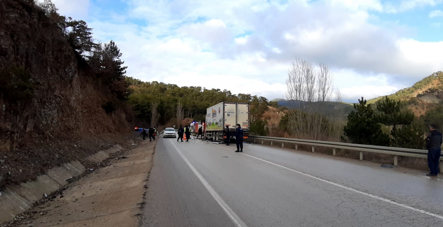 Bolu’da kamyonla çarpışan otomobildeki 4 kişi öldü