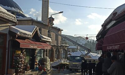 Bolu’da kar nedeniyle caminin sundurması çöktü, 5 kişi yaralandı