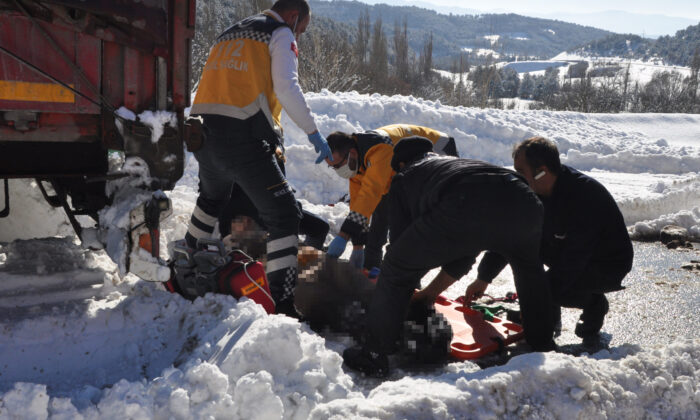 Bolu’da kar nedeniyle park ettiği aracını çıkarmaya çalışan sürücüsü hayatını kaybetti