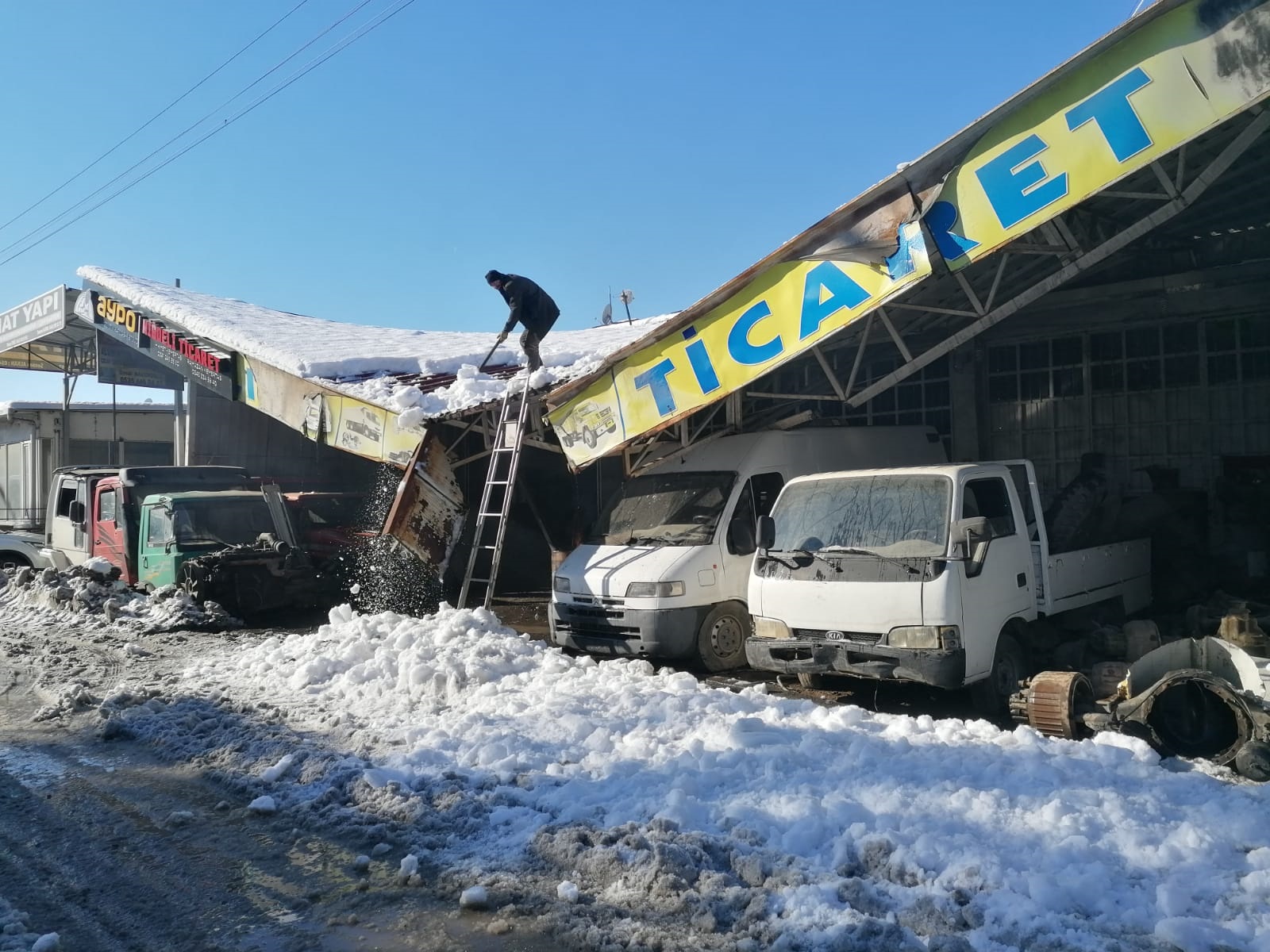 Çarşamba’da yoğun kar yağışı nedeniyle iş yerinin sundurması çöktü