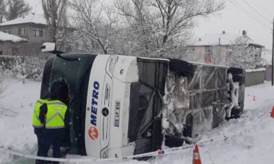 Çorum’da devrilen yolcu otobüsündeki 15 kişi yaralandı