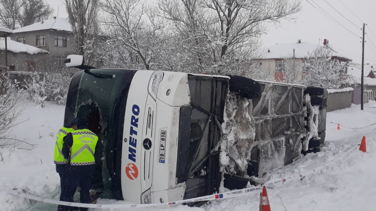 Çorum’da devrilen yolcu otobüsündeki 15 kişi yaralandı