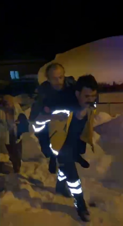 Çorum’da sağlık çalışanı, hastayı karla kaplı yolda 500 metre sırtında taşıdı