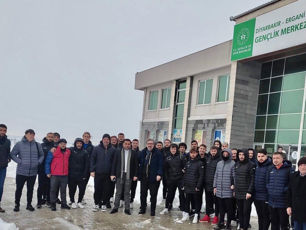 Diyarbakır’da kar nedeniyle mahsur kalan futbolcu kafilesi Ergani’de misafir edildi
