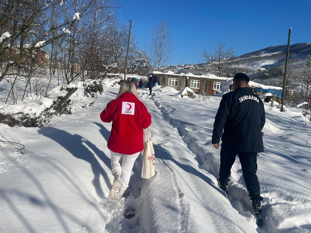Düzce’de kar nedeniyle ulaşımda güçlük çekilen evlere gıda yardımı