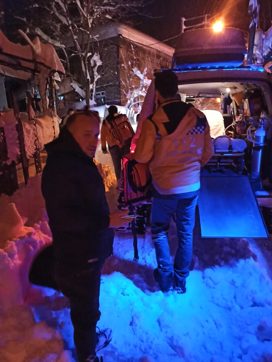 Düzce’de sağlık ekipleri karda düşerek yaralanan kadın için seferber oldu