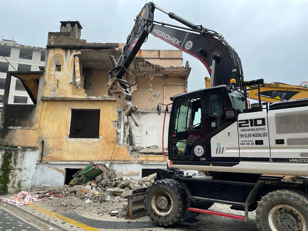 Giresun Belediyesi kamulaştırılan binaların yıkımını sürdürüyor