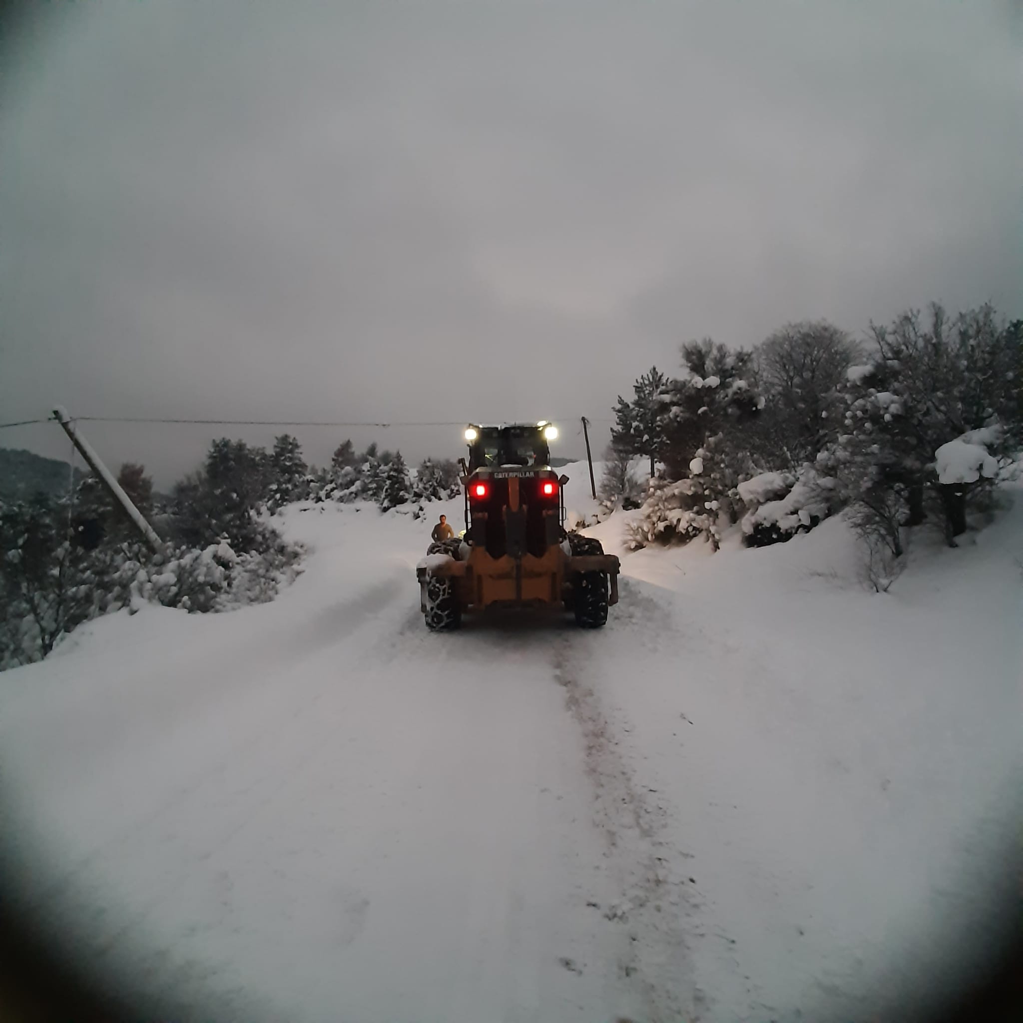 Göynük’te karla kaplanan köy yolları orman ekiplerinin desteğiyle açıldı