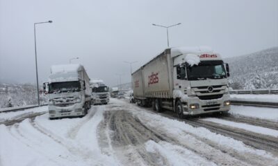 GÜNCELLEME – Anadolu Otoyolu’nun Bolu kesiminde kar nedeniyle ulaşıma kapanan Ankara yönü açıldı