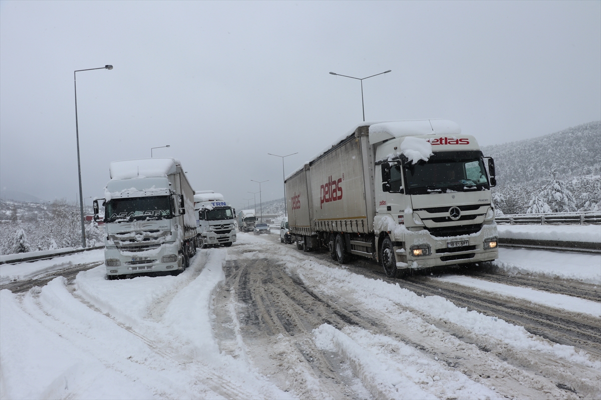 GÜNCELLEME – Anadolu Otoyolu’nun Bolu kesiminde kar nedeniyle ulaşıma kapanan Ankara yönü açıldı