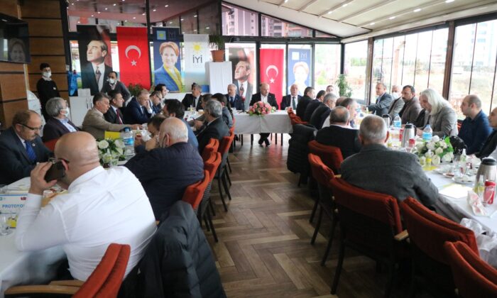 İYİ Parti”li Usta, Samsun’da STK temsilcileri ve muhtarlarla bir araya geldi