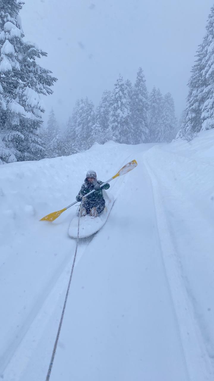 Kano ile karda “ekstrem” kayak keyfi yaptı