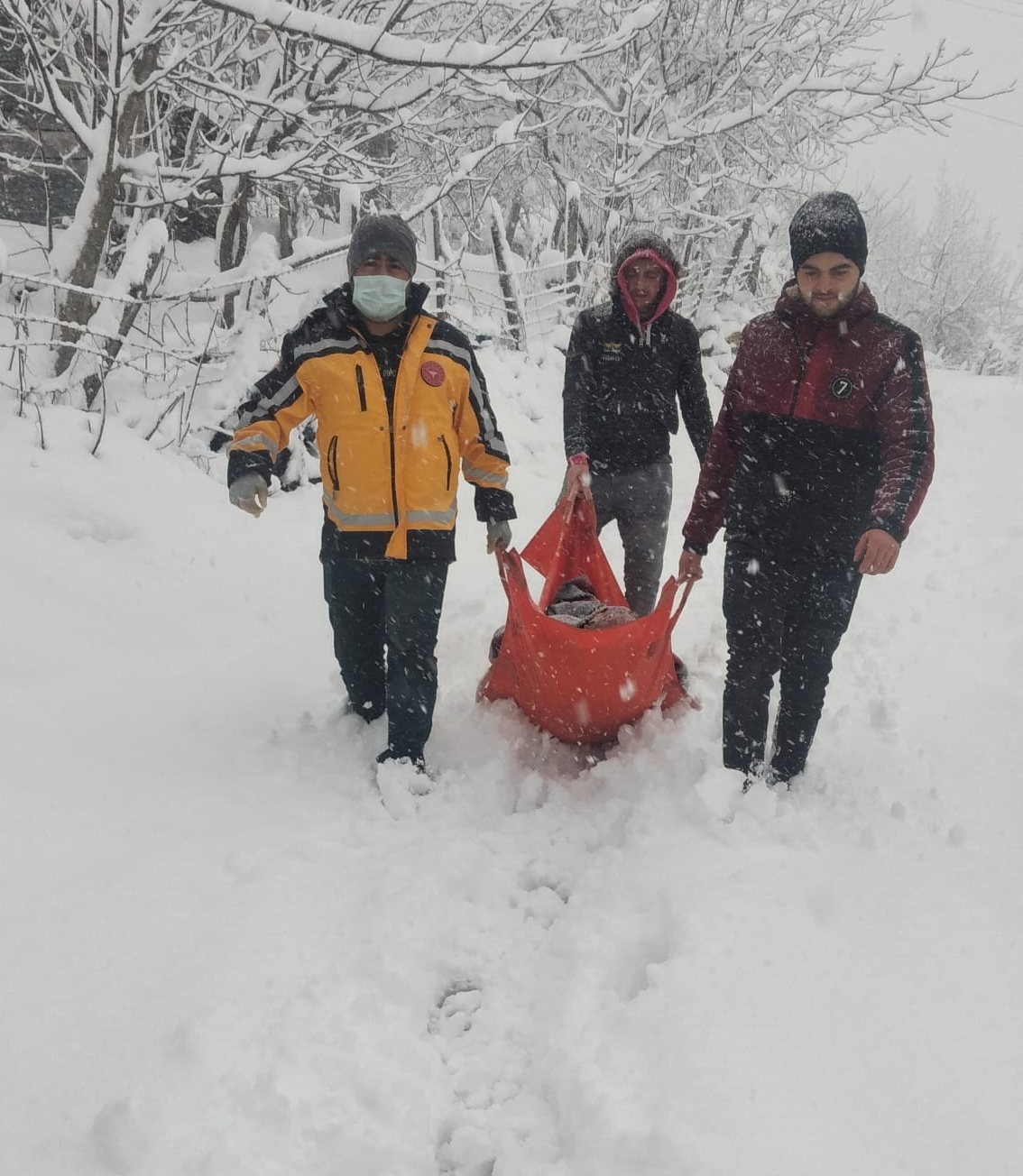 Karabük’te ekipler yolu kardan kapanan köydeki hasta için seferber oldu