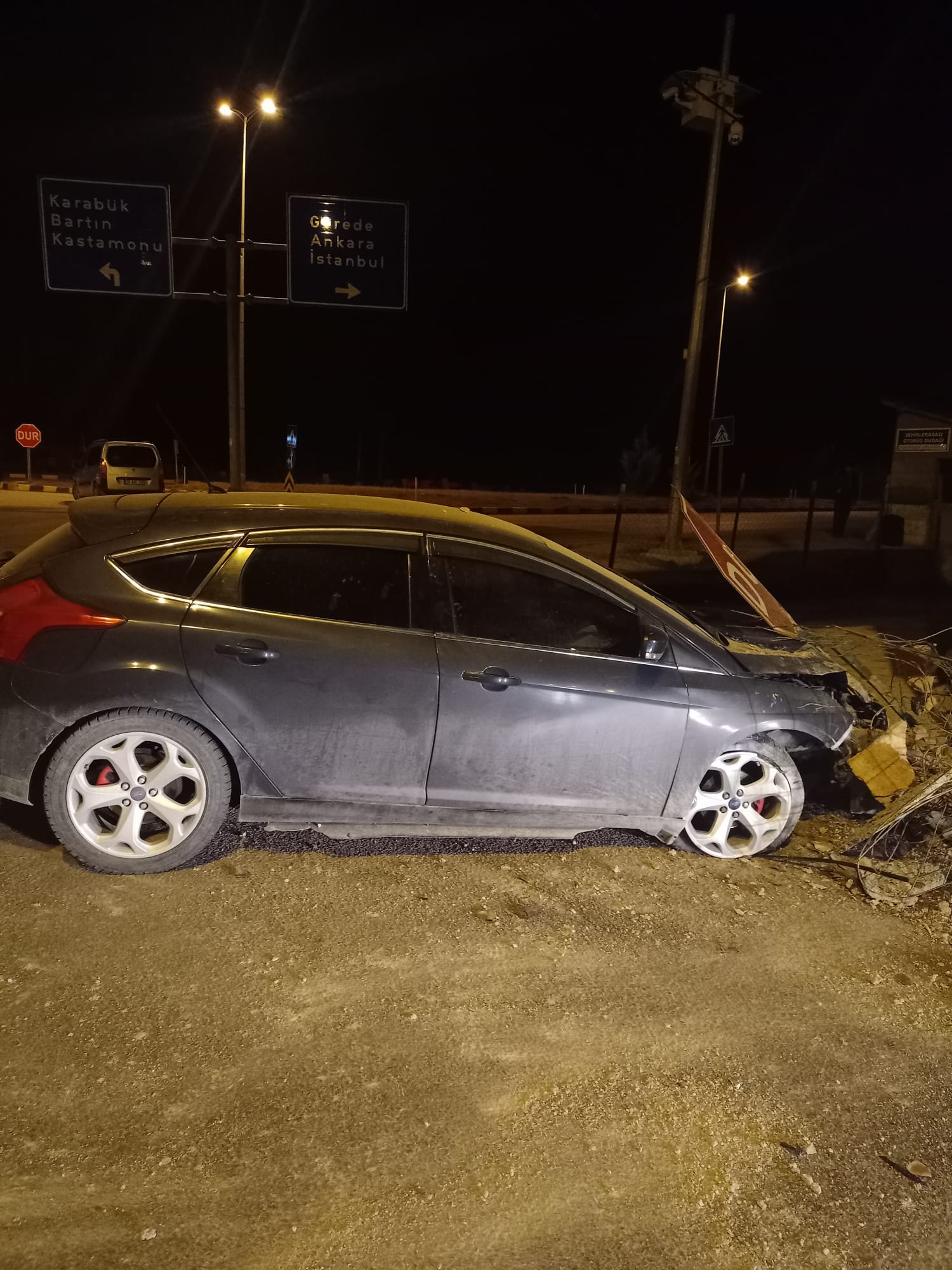 Karabük’te otomobiliyle duvara çarpan alkollü sürücü yaralandı