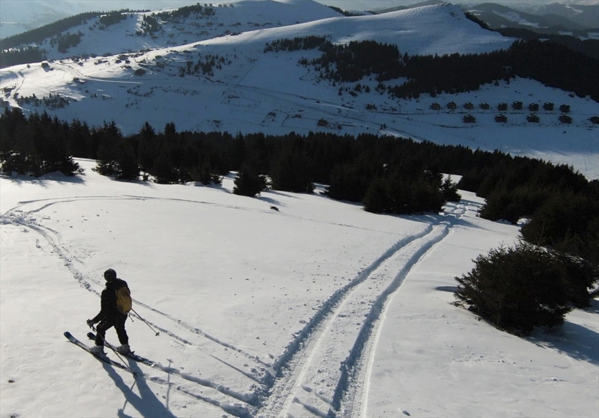 Karla kaplı Kümbet Yaylası’nda dağ kayağı etkinliği yapıldı
